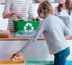 Niños reciclando