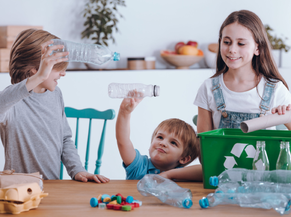 Niños reciclando