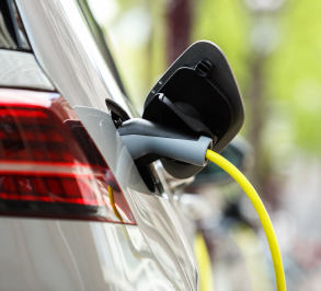 Vehículo eléctrico cargándose