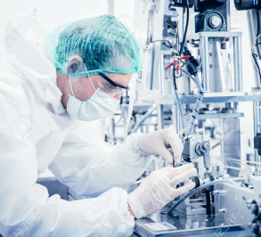 Ingeniero manipulando una máquina médica