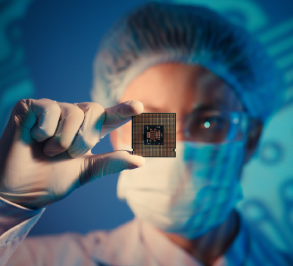 Una persona sostiene un microchip en primer plano
