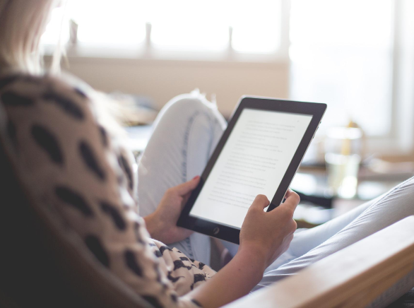 Una mujer lee en un libro electrónico