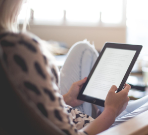 Una mujer lee en un libro electrónico