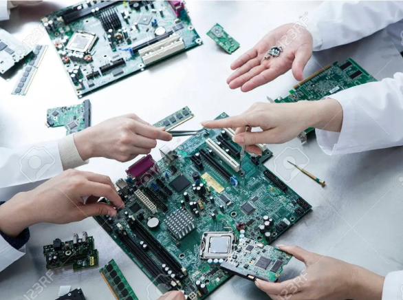 Personas manipulando microchips