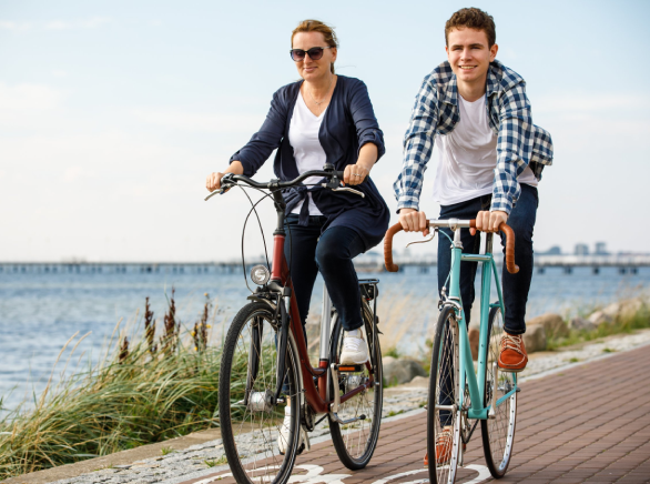 Una mujer y un joven pasean en carril bici