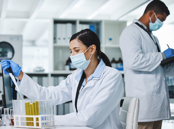 Dos personas en un laboratorio haciendo un experimento
