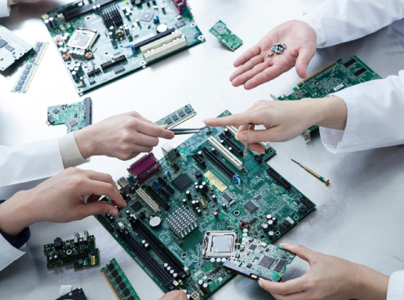 Manos de varias personas operando con chips