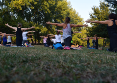varias personas haciendo ejercicio en un parque