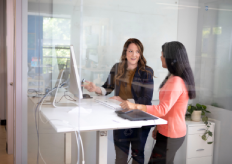 Dos mujeres frente a un ordenador en una oficina