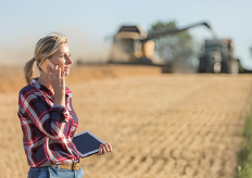 Una mujer con una tablet en una explotación agrícola