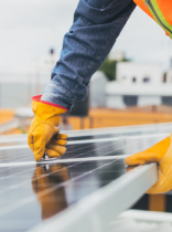 un operario con un panel solar