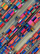 vista cenital de contenedores en un puerto