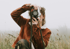 una mujer sacando una foto