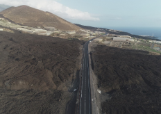 carretera atravesando la colada del volcán de La Palma