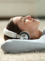 una chica escuchando audio con unos auriculares