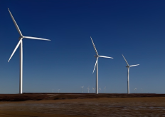 un campo de aerogeneradores