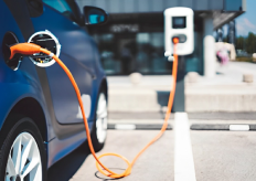 un coche eléctrico en una estación de recarga