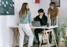 varios jóvenes en torno a una mesa de trabajo