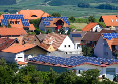 varias casas con placas solares