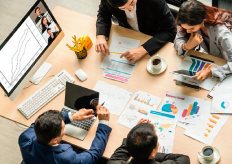 Personas trabajando en documentos en torno a una mesa