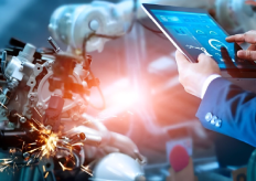 Una persona con una tablet monitorizando un proceso industrial