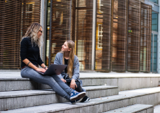Dos jóvenes sentadas en una escalinata