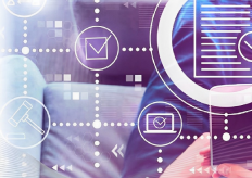 una persona mirando un móvil con un grafismo superpuesto representando apllicaciones