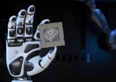 Una mano robótica sosteniendo un chip