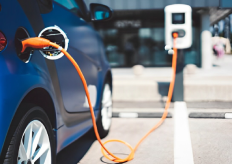 un coche eléctrico en una estación de recarga