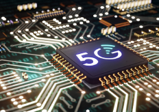 Imagen 3d de una placa de circuitos con un chip con el logo 5G impreso sobre él