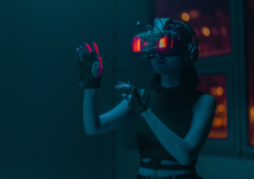 una joven con unas gafas de realidad virtual