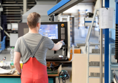 un trabajador operando maquinaria industrial