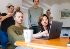 varios jóvenes en torno a un ordenador