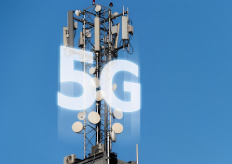 una antena de telefonía con un grafismo 5G