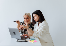 dos mujeres consultando un ordenador