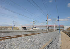 un tramo de vía con un tren de alta velocidad