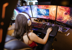 una joven jugando a videojuegos