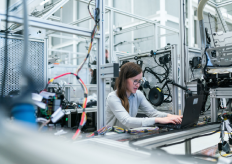 Una joven trabajando en un laboratorio