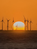 aerogeneradores en un atardecer