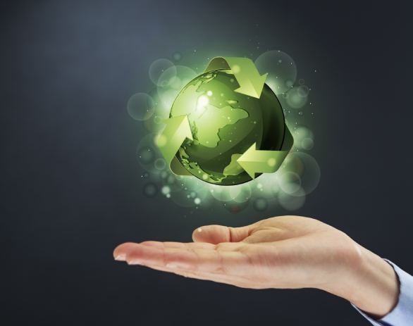 una mano sostiene un modelo 3D del planeta tierra con el logo de reciclaje