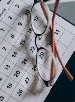 un calendario con unas gafas encima