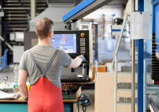 un trabajador operando maquinaria industrial