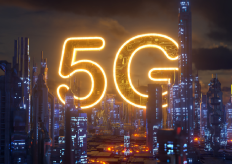 recreación 3D de una ciudad con un logo 5G