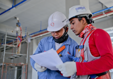 Dos trabajadores consultando documentos