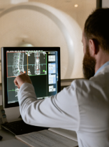 Un médico consulta la pantalla de un equipamiento médico de alta tecnología 