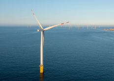 un aerogenerador instalado en el mar