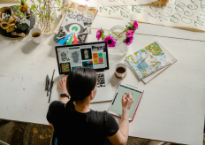 una mujer usando herramientas digitales