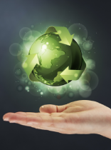 Una mano sostiene un planeta Tierra con el logo del reciclaje