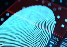 una huella digital sobre un tablero tecnológico