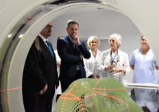 El ministro de Sanidad en funciones, José Miñones, durante su visita al Hospital Marques de Valdecilla, en Santander